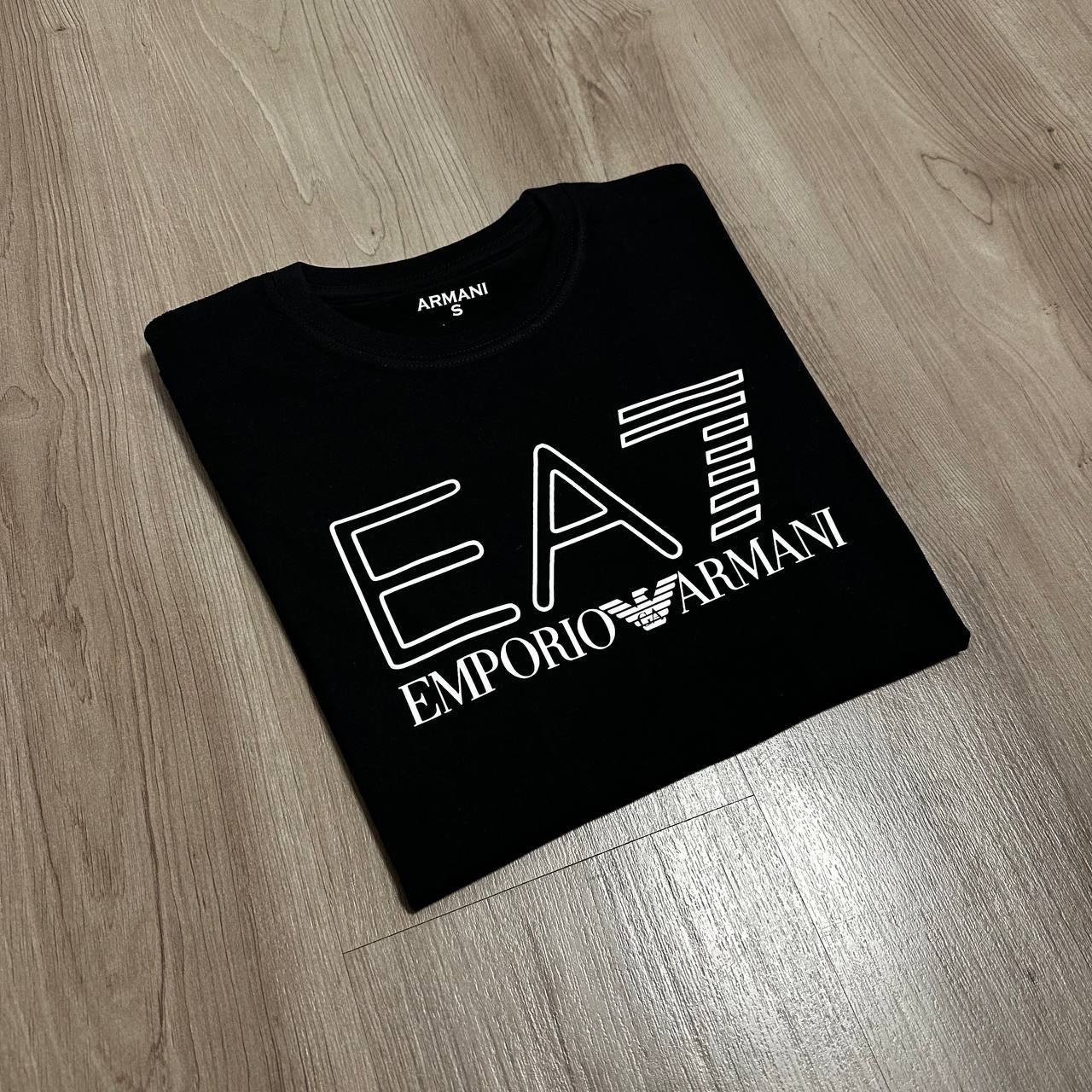 Camiseta EA negra BORDES letras blancas