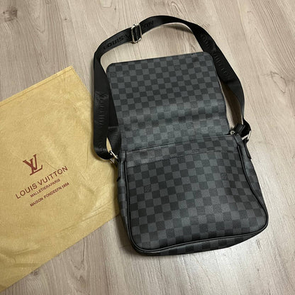 Bolso LV bandolera negro cuadros